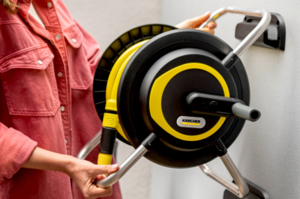 Bęben na wąż KARCHER Premium HR 4 2.645-373.0 jasna ściana osoba ściąga bęben z uchwytu do użytkowania na zewnątrz konstrukcja odporna na promieniowanie UV oraz mróz ogranicza to ryzyko pęknięć i odkształceń