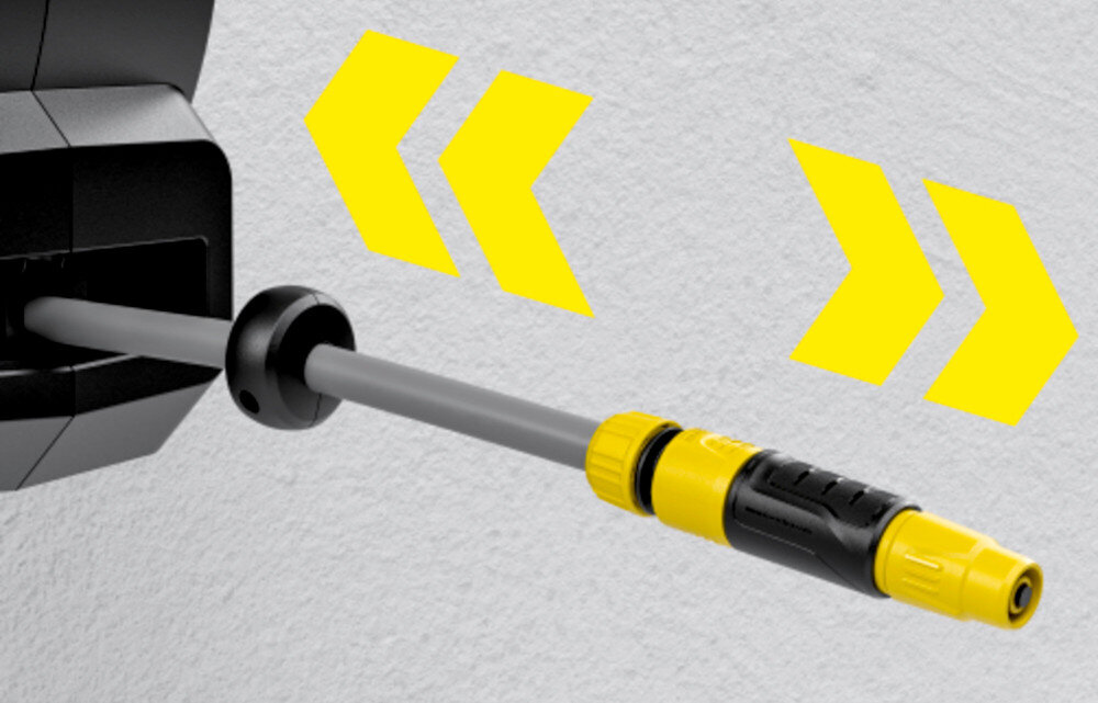 Bęben na wąż KARCHER 2.645-378.0 jasna ściana zbliżenie na spryskiwacz żółte strzałki pokazujące zwolnienie blokady węża zintegrowany hamulec węża powolne i kontrolowane zwijanie do wnętrza skrzynki zmniejsza ryzyko nagłych szarpnięć oraz uszkodzeń węża mechanizm blokady aktywuje się automatycznie na krótkich odcinkach delikatne pociągnięcie zwalnia blokadę i uruchamia zwijanie