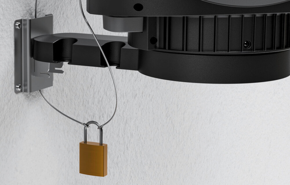 Bęben na wąż KARCHER HBX 5.30 Automatyczny 2.645-380.0 jasna ściana budynku zbliżenie na obudowę pokazany system zabezpieczenia zamkiem kablowym i kłódką obudowa odporna na promieniowanie UV i mróz wylot węża umieszczony na spodzie skrzynki chroni mechanizm przed deszczem i zabrudzeniami ciśnienie rozrywające około 24 bar możliwość zabezpieczenia zamkiem kablowym