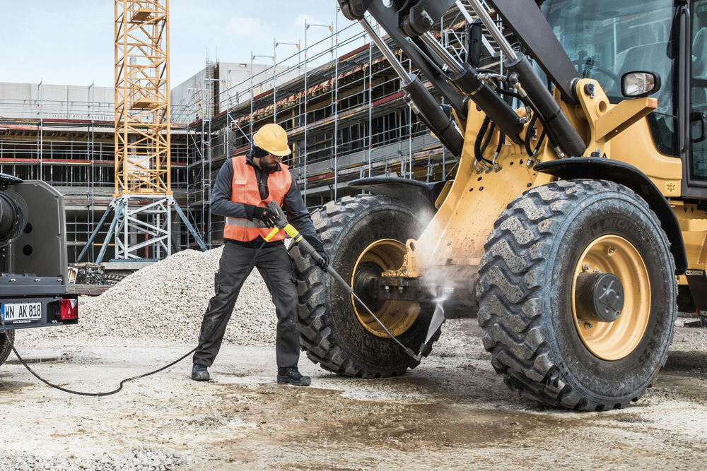 Złącze przegubowe KARCHER 4.112-057.0 zamontowane na myjce lancy do czyszczenia pojazdów rolniczych