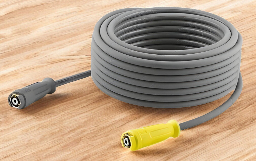 Wąż wysokociśnieniowy KARCHER 6.110-075.0 20 m pracownik czyści czerwoną, ceglaną podłogę w pomieszczeniu przemysłowym, używając myjki ciśnieniowej z okrągłą szczotką