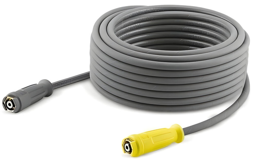 Wąż wysokociśnieniowy KARCHER 6.110-075.0 20 m w pomieszczeniu wyłożonym białymi kafelkami mężczyzna czyści ścianę za pomocą myjki ciśnieniowej, używając okrągłej szczotki do usuwania brudu