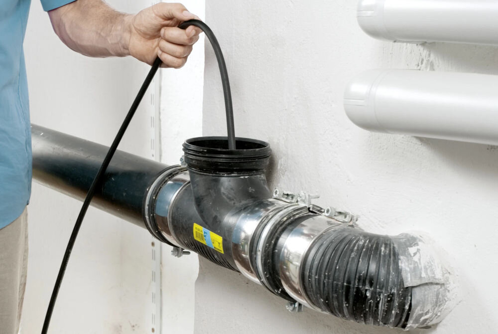 Wąż do czyszczenia rur KARCHER 6.390-030.0 proces czyszczenia odpływu kanalizacyjnego za pomocą węża wysokociśnieniowego