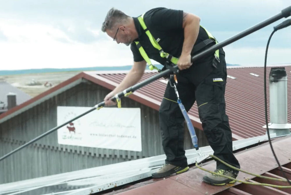 Zestaw asekuracyjny KARCHER Professional 6.988-152.0 osoba wciągająca pył z podłogi weżęm podączonym do urządzenia
