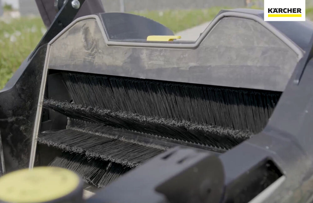 Szczotka walcowa KARCHER 6.903-999.0 szczotka zamontowana na zamiatarce