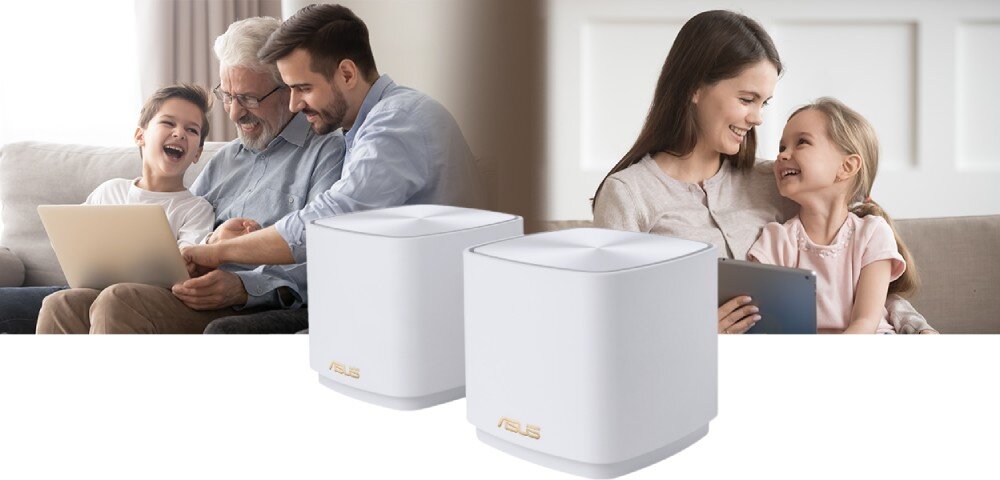 Router ASUS ZenWiFi AX Mini XD4 Plus Trzech mężczyzn z różnych pokoleń siedzi na kanapie i patrzy na laptop, obok nich stoją dwa białe urządzenia z logo ASUS, opis