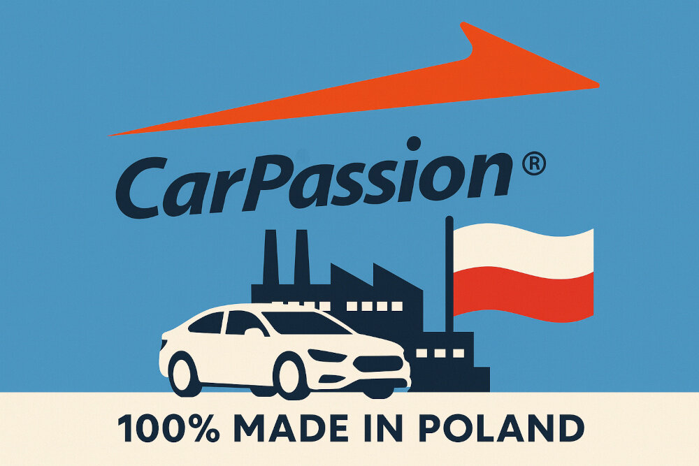 Pokrowiec na samochód CARPASSION Half 10017 (rozmiar M-L) niebieskie tło biały samochód napis CARPASSION polska flaga w 100% made in Poland projekt realizowany w Polsce w Krakowie pełna kontrola nad jakością