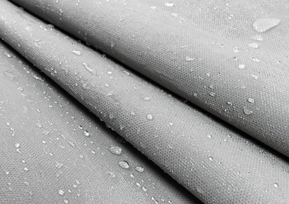 Pokrowiec na samochód CARPASSION Half 10017 (rozmiar S-M) zbliżenie na materiał od polskiego producenta CARPASSION dla samochodów typu hatchback z wytrzymałej oddychającej włókniny z folią UV zapobiega zamarzaniu szyb odbija promienie słoneczne chroni lakier przed szkodliwymi czynnikami