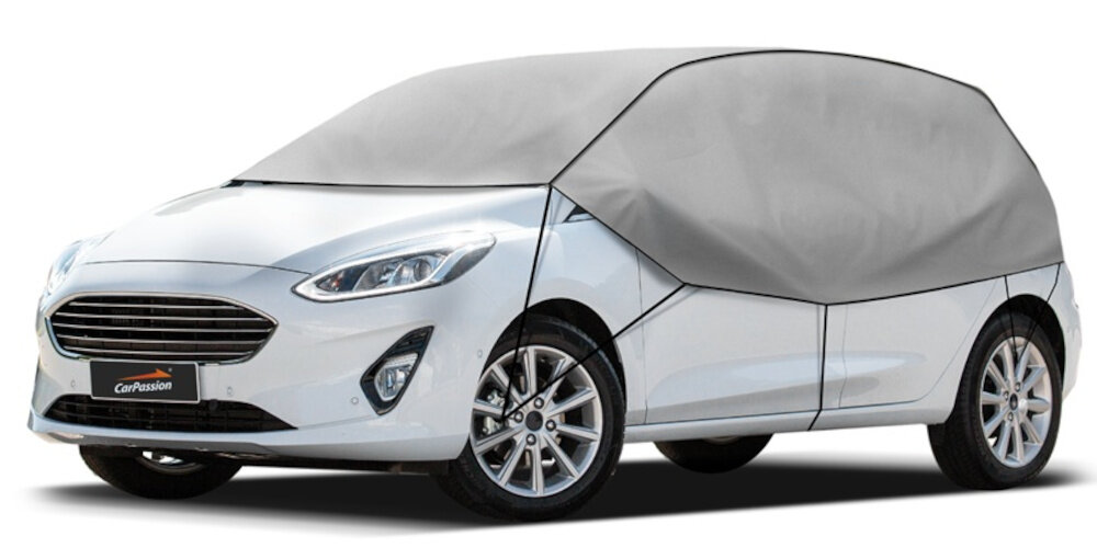 Pokrowiec na samochód CARPASSION Half 10017 (rozmiar S-M) samochód z założonym pokrowcem na białym tle starannie dobranym wymiarom elastycznym wykończeniem dla samochodów typu hatchback o długości nadwozia w zakresie 255–275 cm uniwersalnym wymiarom elastycznej konstrukcji skutecznie osłaniając dach i szyby pojazdu na wysokości około 70 cm
