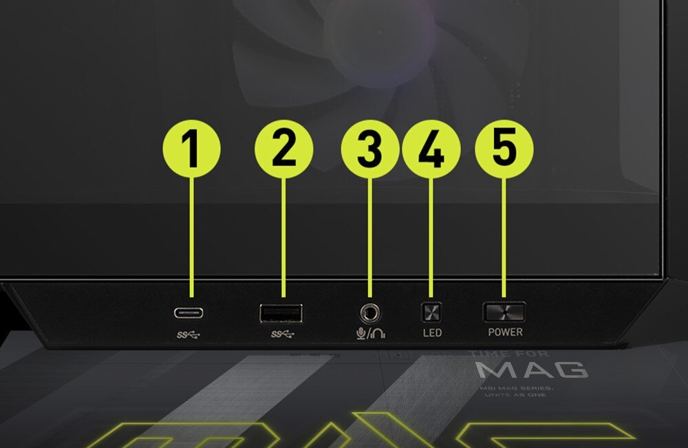 Obudowa MSI MAG Pano M100R PZ Czarny Zbliżenie na panel przedni obudowy z oznaczeniami portów. Widoczne są: port USB typu C, port USB typu A, wejście audio, przycisk do sterowania podświetleniem oraz przycisk zasilania, porty, gniazda