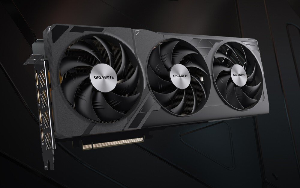 Karta graficzna GIGABYTE GeForce RTX 4080 Super Windforce V2 16G Widok karty graficznej z trzema dużymi wentylatorami, umieszczonymi na froncie czarnej obudowy. Na środku każdego z wentylatorów widnieje logo 'GIGABYTE', opis