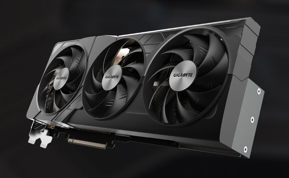 Karta graficzna GIGABYTE GeForce RTX 4080 Super Windforce V2 16G Perspektywa lekko z boku, ukazująca front i bok karty graficznej z trzema wentylatorami oraz wyrazistymi krawędziami konstrukcji, przeznaczenie, cechy, parametry, architektura