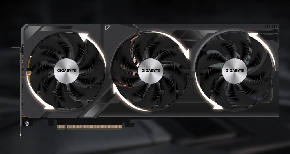 Karta graficzna GIGABYTE GeForce RTX 4080 Super Windforce V2 16G Karta graficzna przedstawiona od przodu, wyraźnie widoczne trzy wentylatory i geometryczne wzory na obudowie, wentylatory, średnica, przepływ powietrza