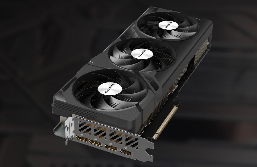 Karta graficzna GIGABYTE GeForce RTX 4080 Super Windforce V2 16G Widok karty graficznej z ukosa od tyłu, pokazujący trzy wentylatory oraz panel z czterema złączami wideo, łopatki, łożyska, smarowanie