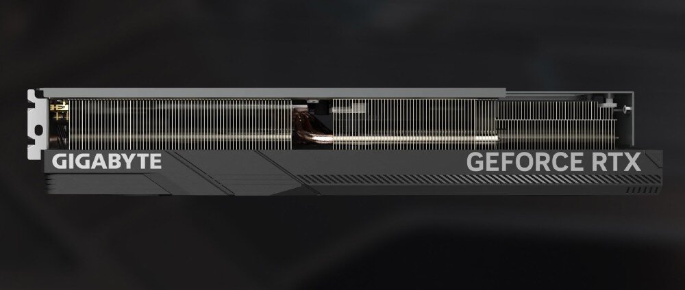 Karta graficzna GIGABYTE GeForce RTX 4080 Super Windforce V2 16G Widok boczny karty graficznej, ukazujący ułożenie gęsto upakowanych żeberek radiatora i logo 'GIGABYTE GEFORCE RTX' na obudowie, komponenty, trwałość, budowa, wytrzymałość