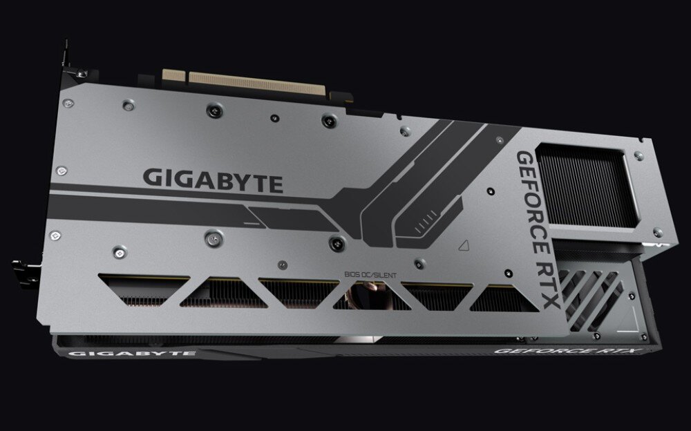Karta graficzna GIGABYTE GeForce RTX 4080 Super Windforce V2 16G Tylna część karty graficznej z metalowym backplate’em w kolorze szarym, z logo 'GIGABYTE' i 'GEFORCE RTX', oraz widoczną perforacją i napisem 'BIOS OC/SILENT', backplate, wspornik