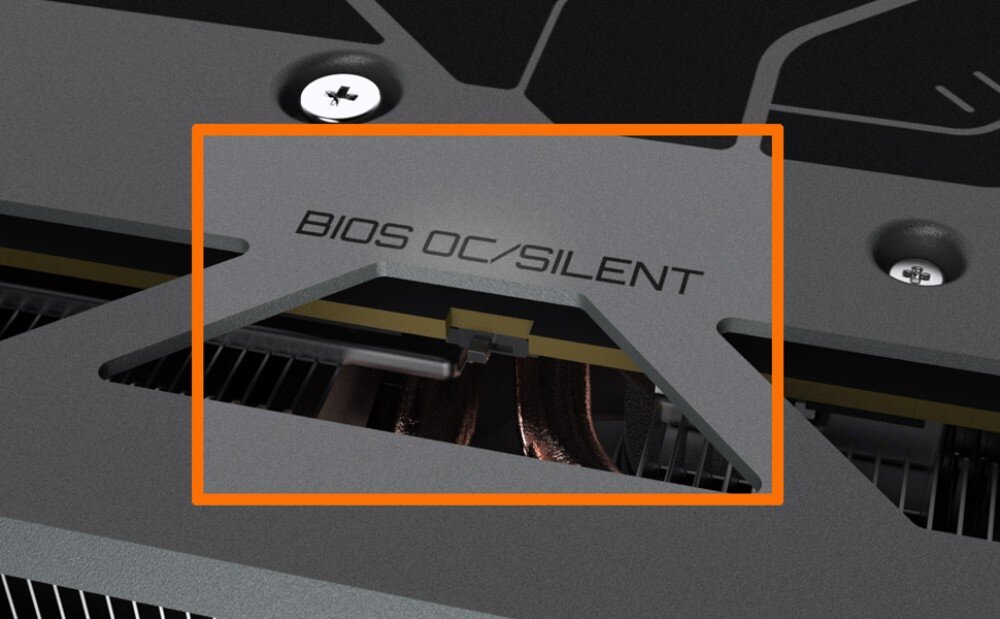 Karta graficzna GIGABYTE GeForce RTX 4080 Super Windforce V2 16G Zbliżenie na tylną część karty graficznej, przedstawiające detal z napisem 'BIOS OC/SILENT' na metalowej powierzchni, funkcja Dual BIOS, tryby działania