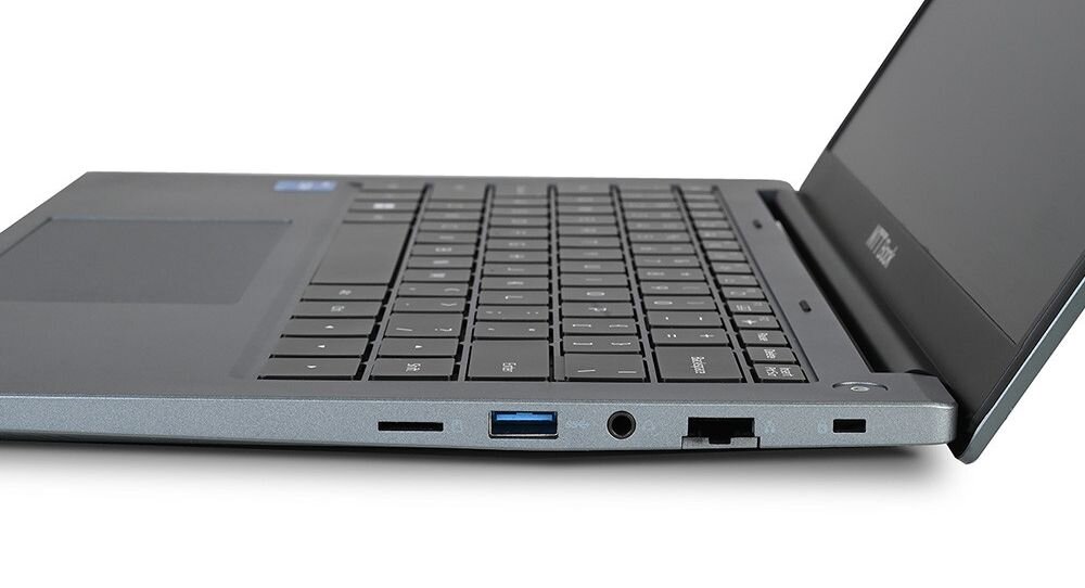 Laptop NTT Book prezentuje porty USB, RJ-45 i czytnik kart na bocznej krawędzi obudowy podczas podłączania akcesoriów biurowych  