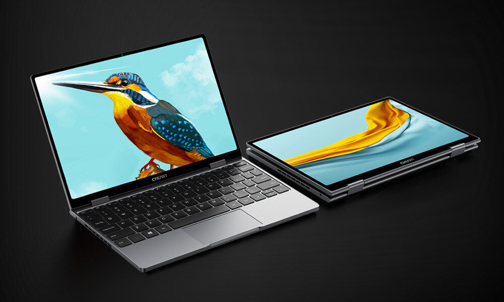 Laptop z ekranem, na którym siedzi ptak, symbolizujący harmonię między technologią a przyrodą.  