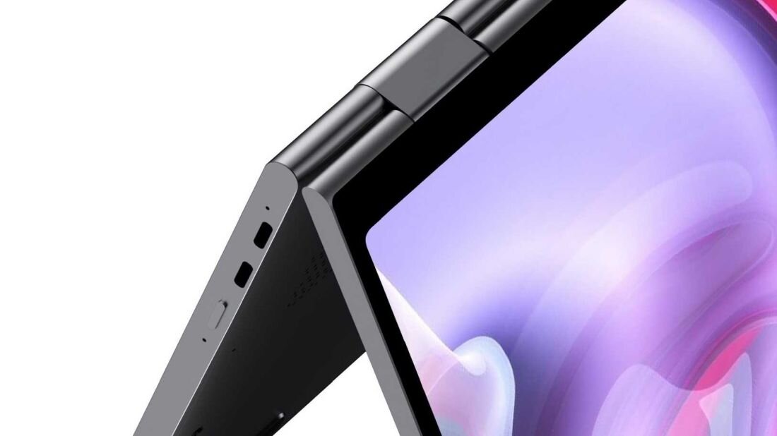 Otwarty laptop z widocznym ekranem, na którym mogą być wyświetlane różne treści. porty ładowanie