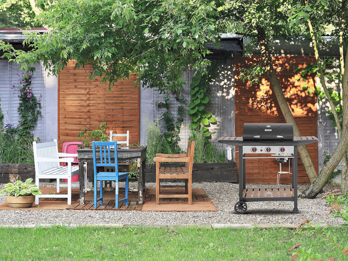 Grill gazowy YATO YG-20009 9 KW 60 x 42 cm, półki, butla, akcesoria, haczyki, ogród obok taras i grill, w słoneczny dzień