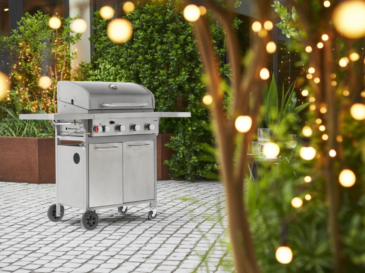 Grill gazowy LUND 99655, grill, gotowanie, relaks, smażenie, grill stoi na tarasie w ogrodzie
