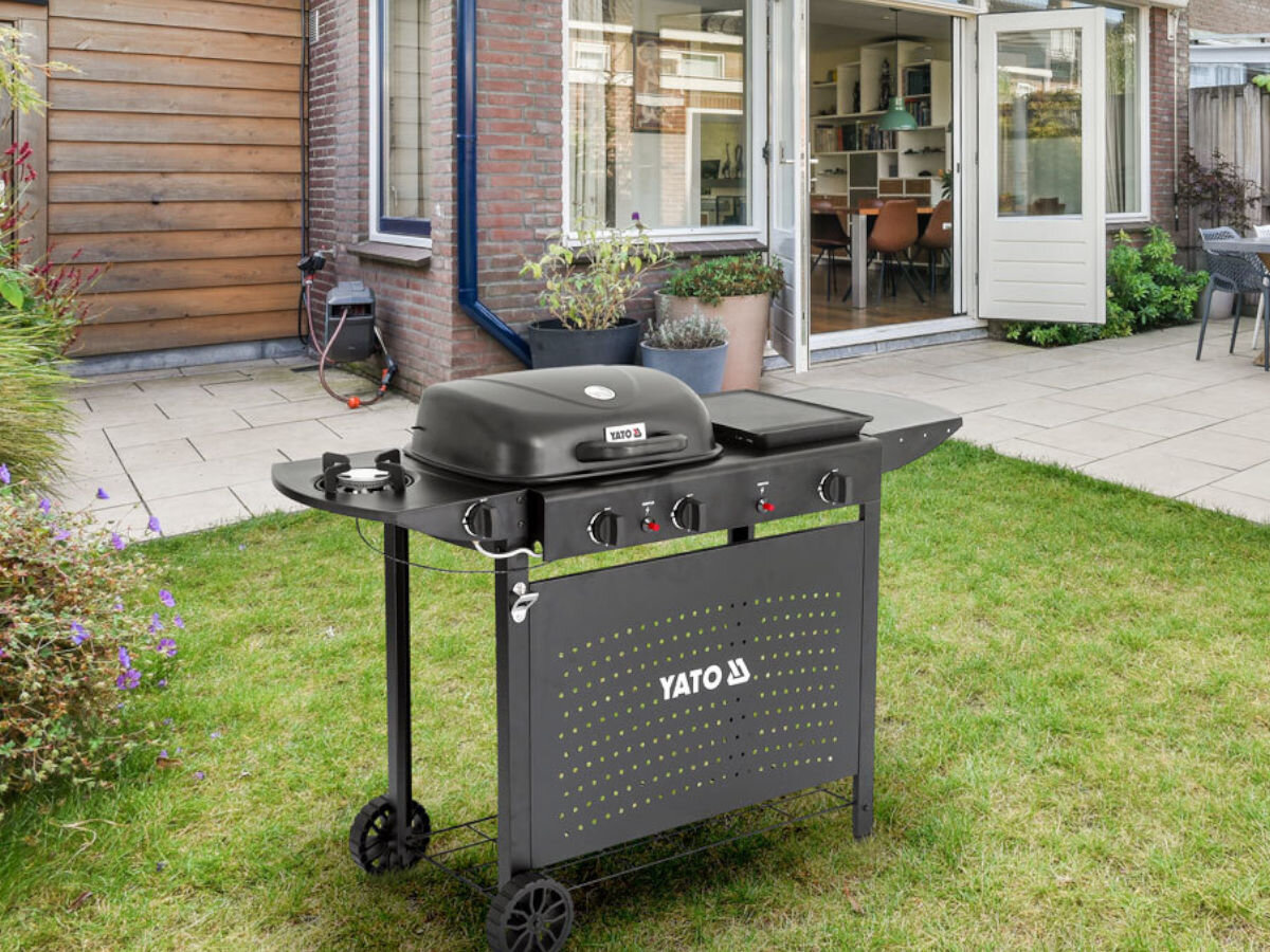 Grill gazowy YATO YG-20008 11 kW 48 x 37 cm, ogród, klimat, gotowanie, smażenie, grill stoi przy tarasie w ogdrodzie