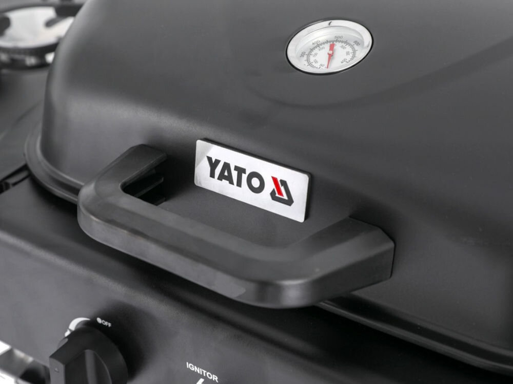 Grill gazowy YATO YG-20008 11 kW 48 x 37 cm, termometr, komora, zintegrowany, proszkowo, zbliżenie na rękojeść, pokrywę i termometr grilla