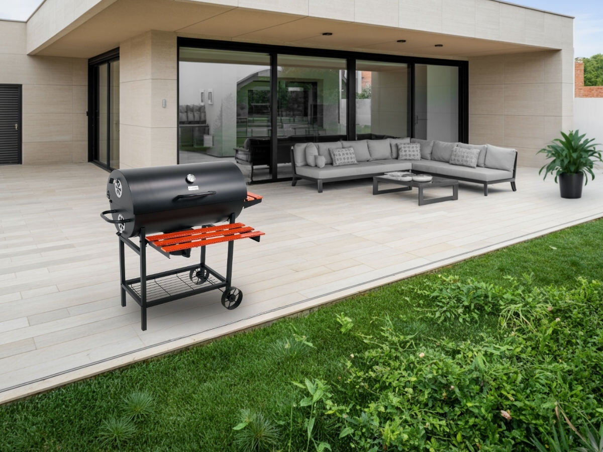 Grill węglowy LUND 99908 71 x 34.5 cm, smażenie, grillowanie, ogród, gotowanie, grill stoi na tarasie w ogrodzie koło mieszkania