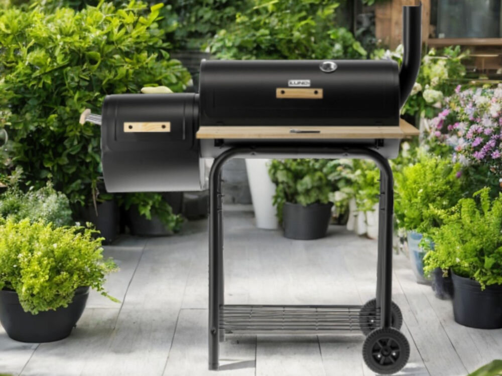 Grill węglowy LUND 99901 60 x 30 cm, grill, ogród, gotowanie, smażenie, w tle ogród, grill stoi pionowo frontem na wprost