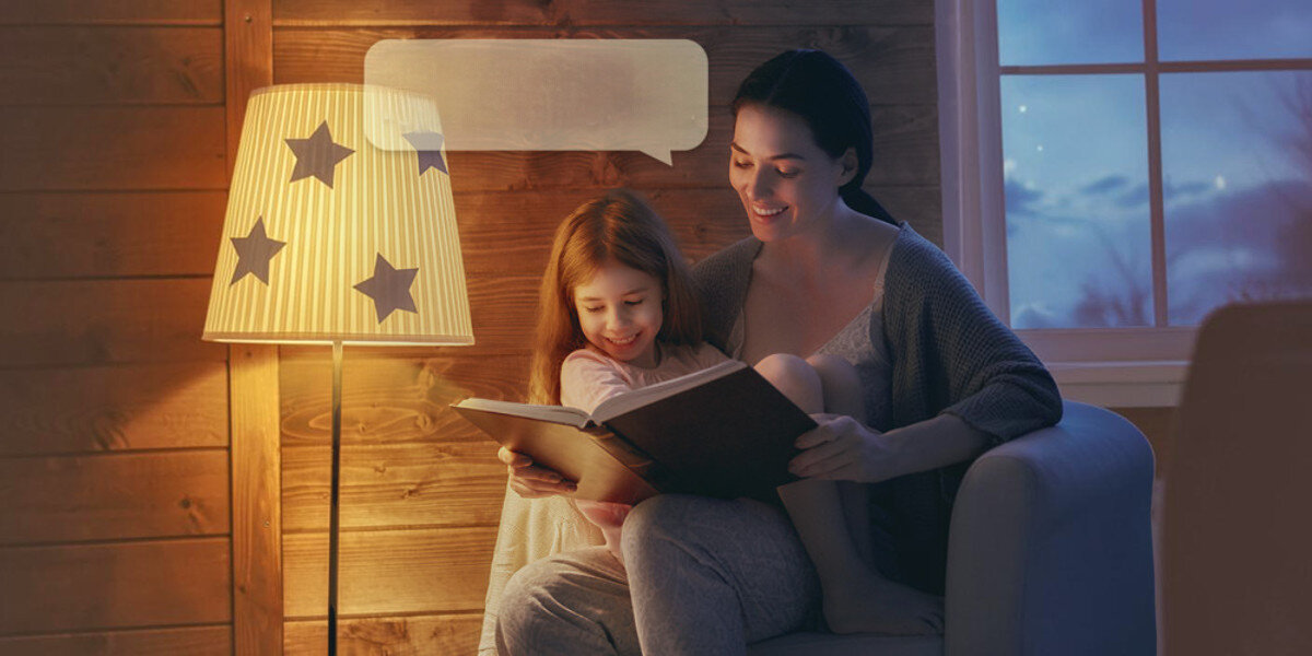 Inteligentna żarówka LED TP-LINK Tapo L535E 8.6W E27 Wi-Fi, Sterowanie, głos, asystent, funkcjonalność, Mama czyta dziecku książkę przy lampie nocnej.