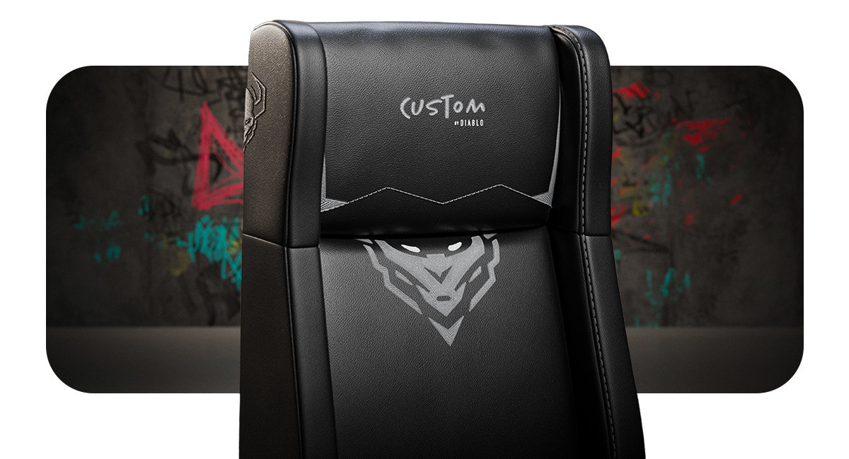DIABLO CHAIRS X-Custom Czarny Miękka, elastyczna pianka HR Czarne obicie hafty z logo marki - fotel od przodu z haftowanym logo