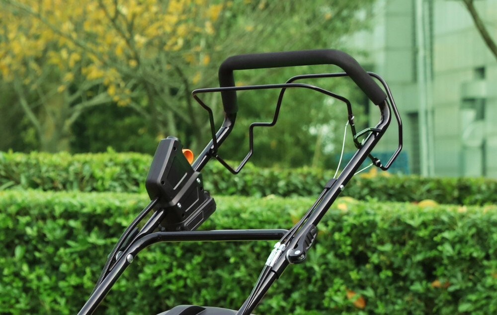 Kosiarka spalinowa YARD FORCE YF-GMA53E Zongshen z napędem 530mm 2.7kW wygoda raczka komfortowa ergonomiczna forma miekkie wykonczenie
