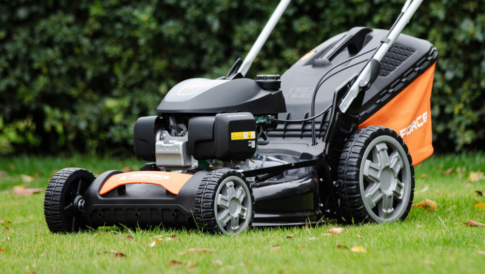 Kosiarka spalinowa YARD FORCE GM H53 Honda GCV200 z napędem 530mm 2.8kW obudowa z wysokiej jakosci metalu odpornosc na uderzenia i dzialanie warunkow atmosferycznych