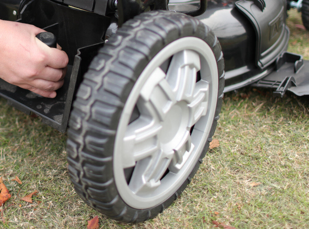 Kosiarka spalinowa YARD FORCE GM H53 Honda GCV200 z napędem 530mm 2.8kW kola o sporych gabarytach zmniejszaja opory toczenia 20 cm na przód 30 na tyl