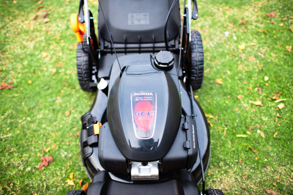 Kosiarka spalinowa YARD FORCE GM H53 Honda GCV200 z napędem 530mm 2.8kW silnik 4-suwowy marki HONDA GCV 200 dluga i bezawaryjna praca pojemnosc 202 cm3 technologia OHV wysoka wydajnosc niskie spalanie satysfakcjonujaca moc 2,8 kW