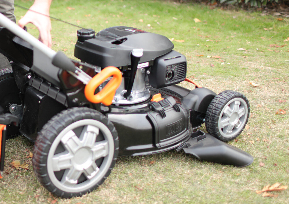 Kosiarka spalinowa YARD FORCE GM H53 Honda GCV200 z napędem 530mm 2.8kW stalowe noze opatentowana technologia Optiblade zmniejszony halas i drgania z wysokiej jakosci stali wyprofilowanie ksztaltowanie krawedzi tnacych szerokosc robocza 53 cm