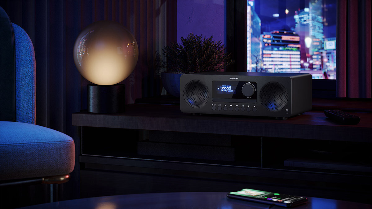 Wieża SHARP XL-B720D z radiem DAB+, FM i pamięcią 40 stacji, wieża stojąca na komodzie w zaciemnionym pomieszczeniu