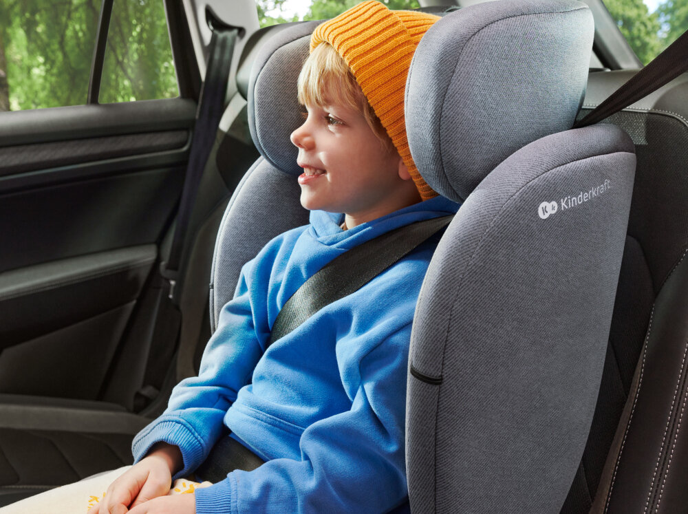 Fotelik samochodowy KINDERKRAFT ONETO3 9-36 kg Czarny wysoki standard bezpieczenstwa SIDE PROTECT SYSTEM wzmocnione oslony boczne ochrona ramion i kregoslupa fotelik pochlonie wieksza energie podczas uderzenia H-GUARD SYSTEM 3-warstwowy zaglowek pianka memory absorbuje energie uderzenia