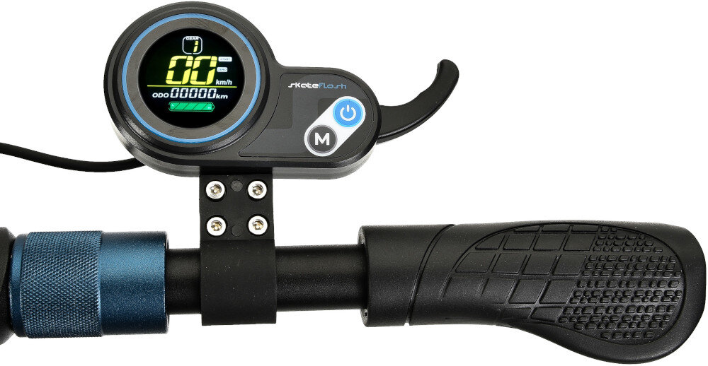 Hulajnoga elektryczna SKATEFLASH Echo 40km 350W 8 cali Czarny białe tło zbliżenie na kierownicę i wyświetlacz włączony wyświetlacz kierownica o wysokości 115 cm podróżowanie w wyprostowanej pozycji ciała wyświetlacz wysoka rozdzielczość