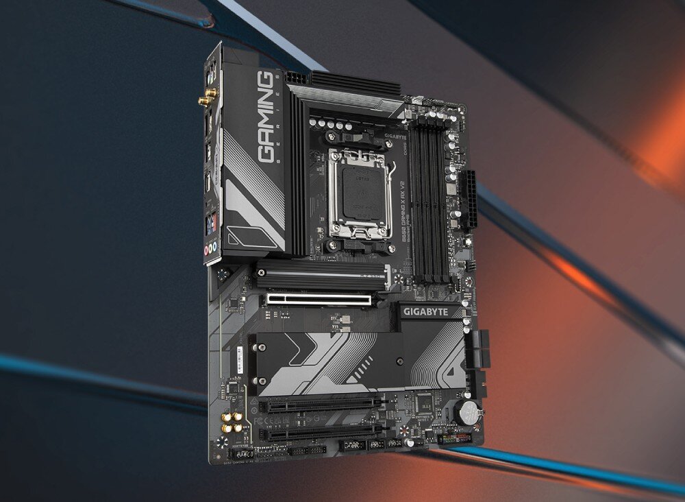 Płyta główna GIGABYTE B650 Gaming X AX V2 Płyta główna z czarno-szarym wzorem, widoczny napis 'Gaming Series' na osłonie sekcji zasilania, tło w odcieniach granatu i pomarańczu