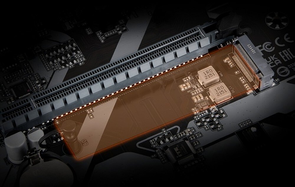 Płyta główna GIGABYTE B650 Gaming X AX V2 Zbliżenie na slot M.2 z podświetlonym na pomarańczowo miejscem montażu dysku SSD