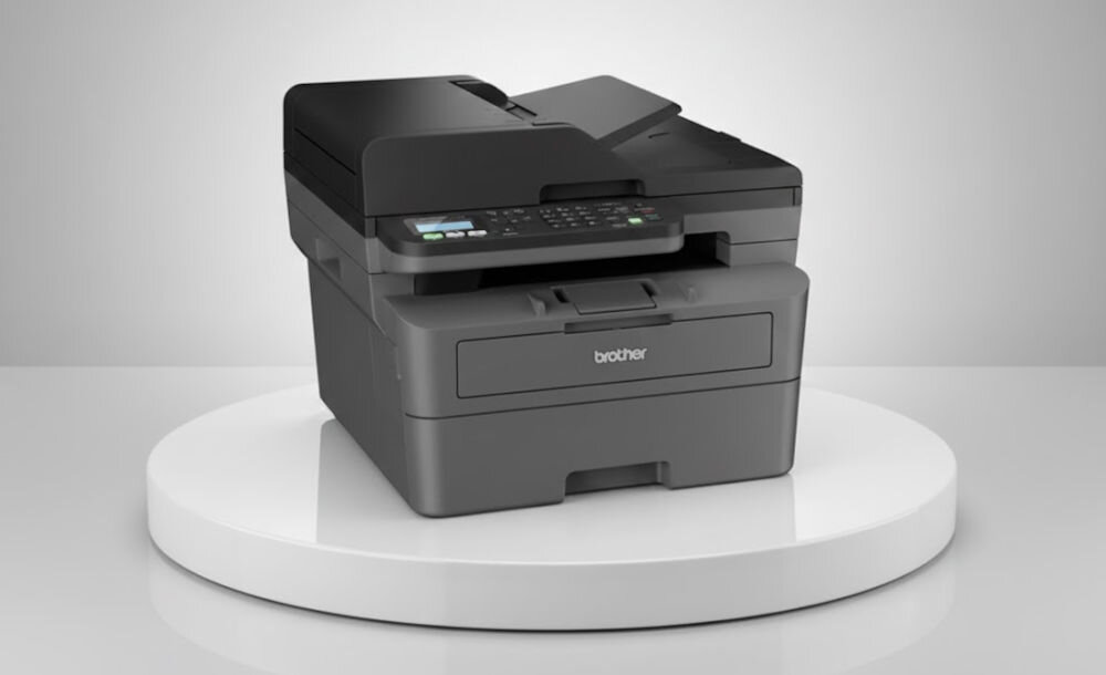 Urządzenie wielofunkcyjne BROTHER MFC-L2802DN Automatyczny druk dwustronny prezentacja urządzenia na podeście na jasnym tle czas wydruków mono rozdzielczość efektywne narzędzie