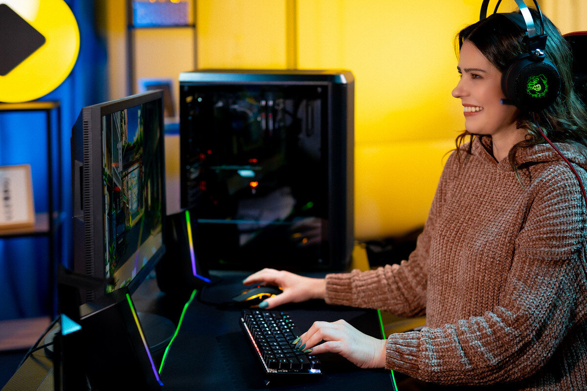 Komputer MAD DOG GeForce RTX4070 Super CS2 Reflex Edition BQ500-A04WB R7-7800X3D 32GB RAM 2TB SSD Windows 11 Home zalety cechy zastosowanie przeznaczenie opis