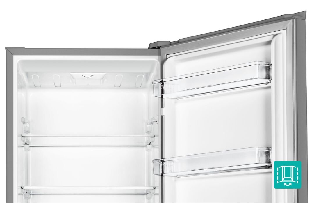 LODÓWKA GORENJE RK416DPS4 Fragment wnętrza lodówki z otwartymi drzwiami, na półkach w drzwiach ustawione są jajka, butelki i słoiki, a w środku lodówki widać tort z truskawkami oraz słoiki z produktami spożywczymi zmiana kierunku drzwi lodówka układ kuchni wygoda aranżacja wnętrza