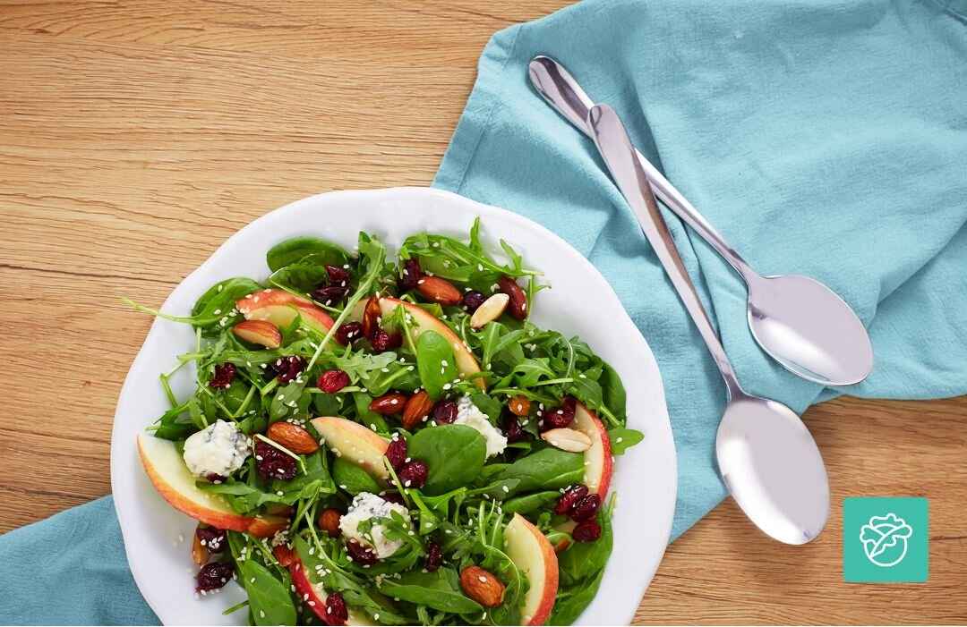 LODÓWKA GORENJE RF4142PW4 Na talerzu znajduje się świeża sałatka z rukolą, owocami, serem i orzechami, ułożona na drewnianym blacie. W rogu umieszczono ikonę wskazującą na zachowanie świeżości produktów szuflada warzywa owoce świeżość oszczędność