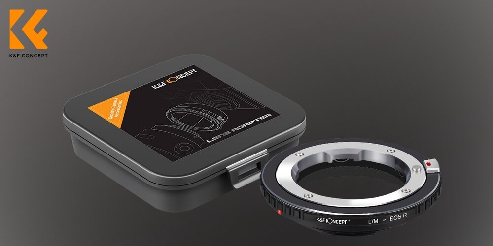 Pudełko K&F Concept Lens Adapter obok adaptera bagnetowego L/M–EOS R na ciemnym tle