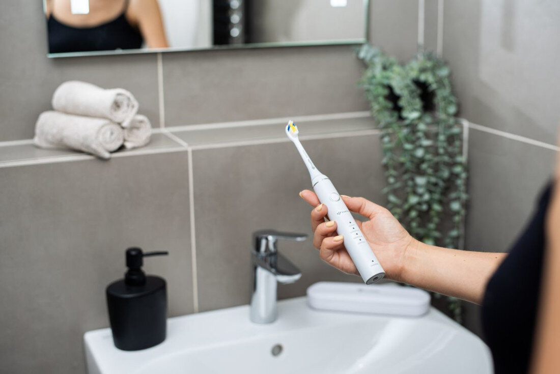 Szczoteczka soniczna TRUELIFE SonicBrush Compact Duo Czarny Technologia, która działa Technologia soniczna SonicTrue® Mikrobąbelki z pasty i wody dokładne czyszczenie bez  wsparcie rozwiązanie