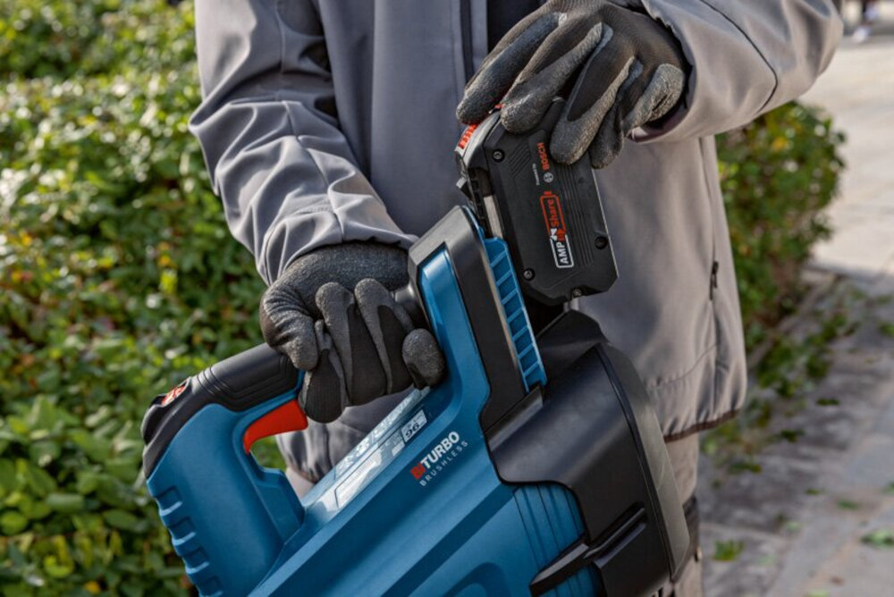 Dmuchawa akumulatorowa BOSCH GBL 18V-750 zasialanie akumulatorowe seria 18 V Bosch kompatybilna z system akumulatorowym AMPShere swobodna praca mobilnosc