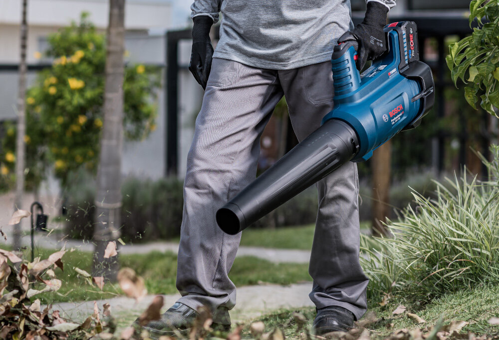Dmuchawa akumulatorowa BOSCH GBL 18V-750 uchwyt o ergonomicznej konstrukcji doskonale wywazony lekka konstrukcja 2,8 kg